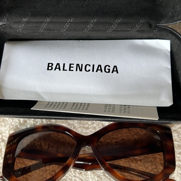 Gently worn authentic Balenciaga monogram sunglasses. - Picture 5 of 7